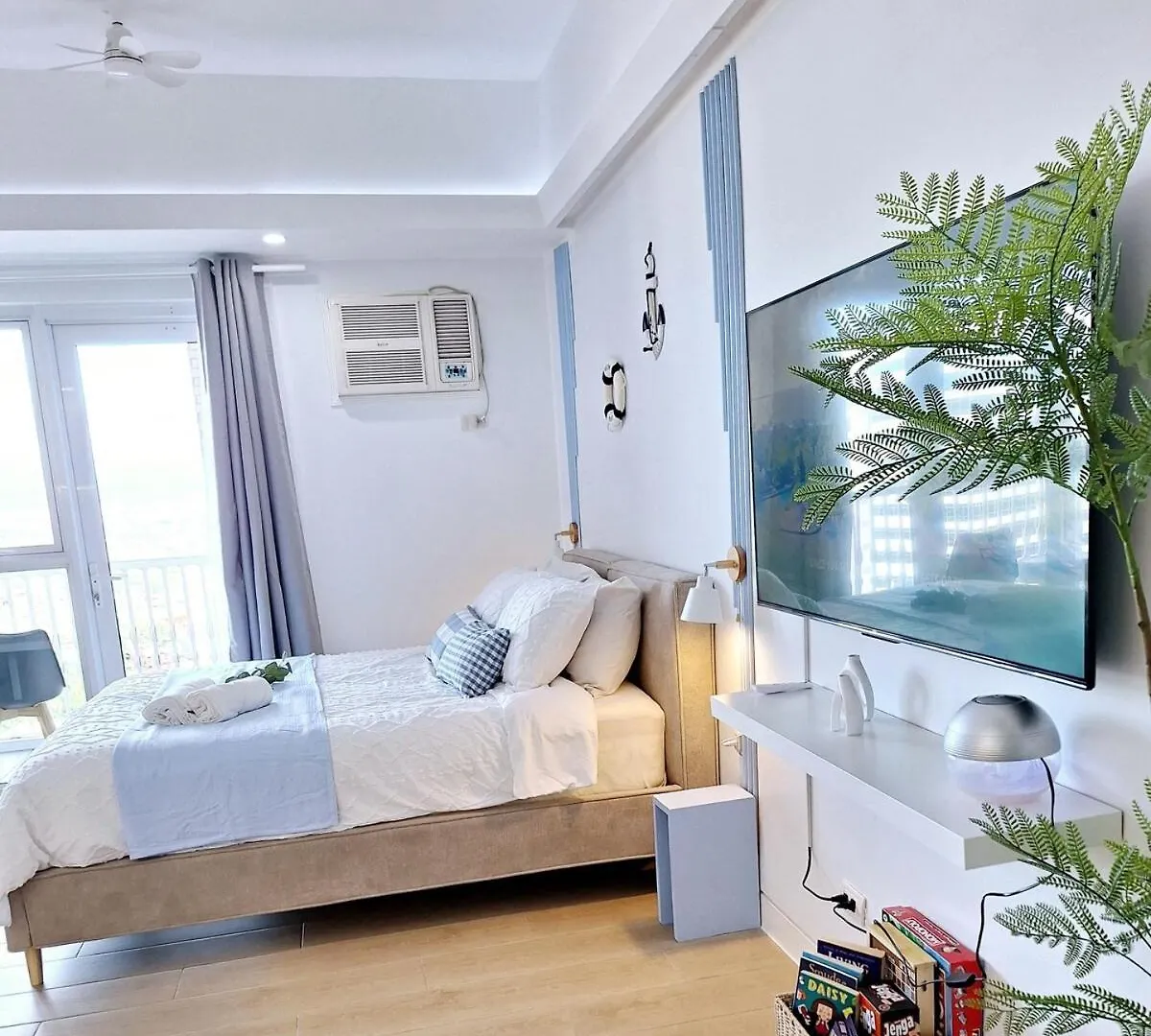 Luxury Coastal, Grand Canal View Manila Apartment