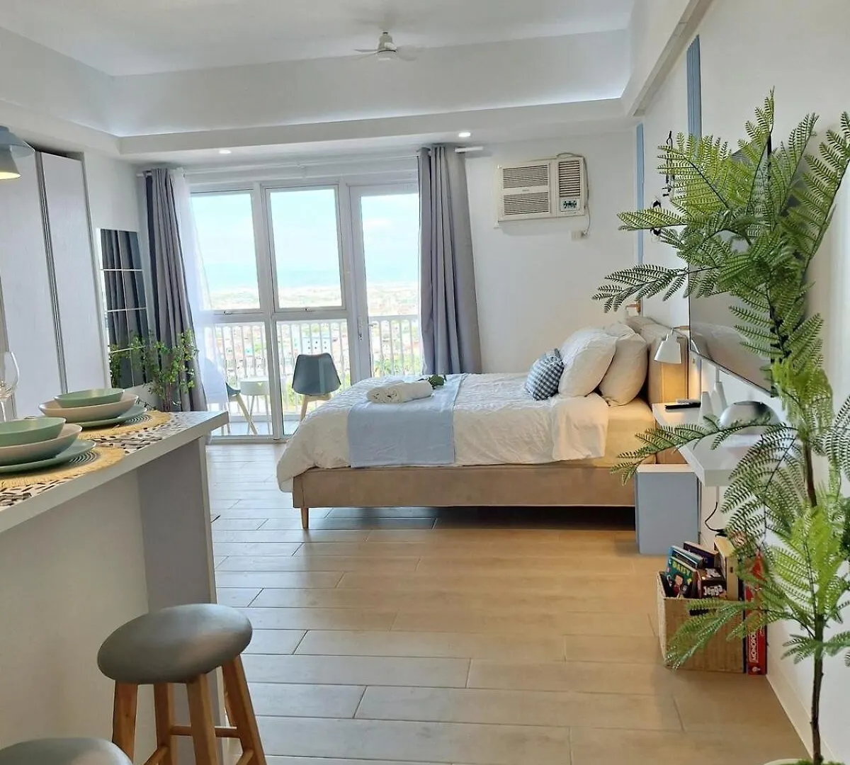 Luxury Coastal, Grand Canal View Manila Apartment